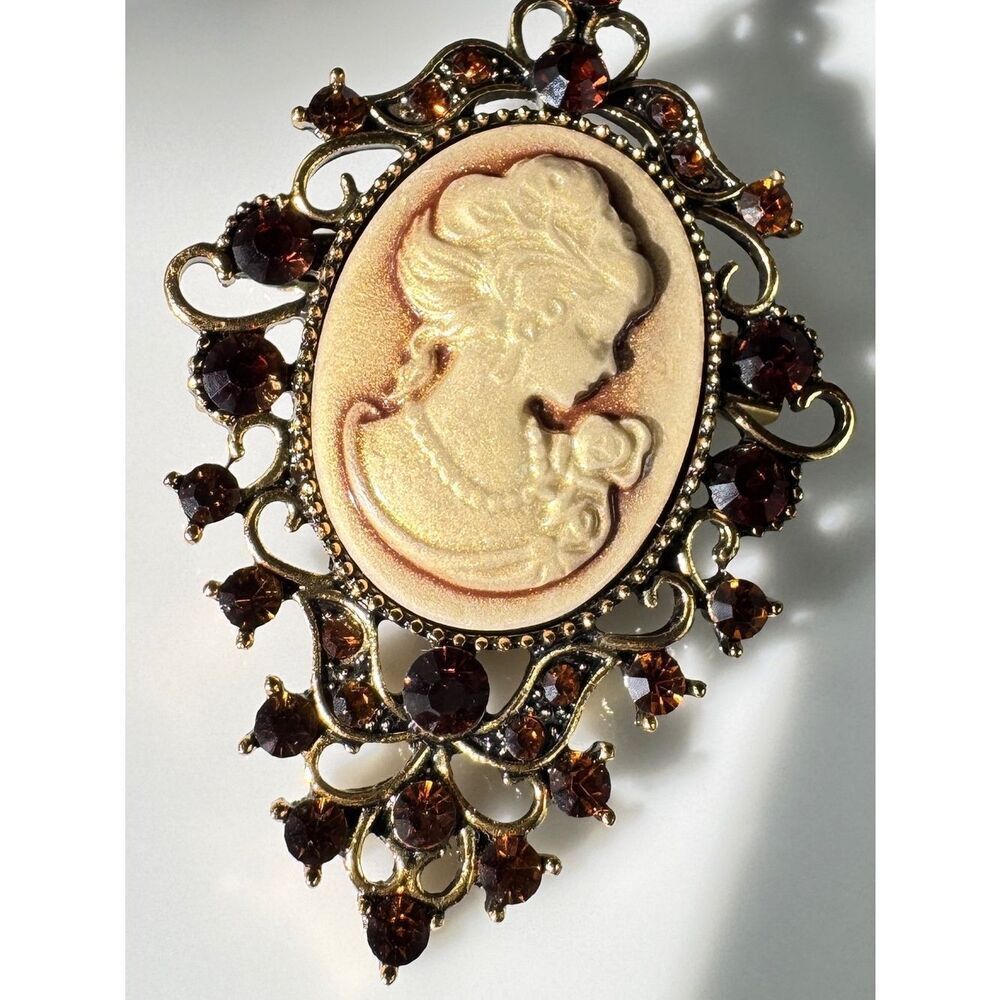 Vintage Cameo Brooch in Cream and Brown with Gold Filigree